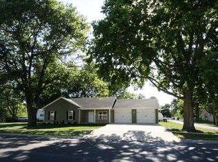 617 S 6th St, Mattoon, IL 61938