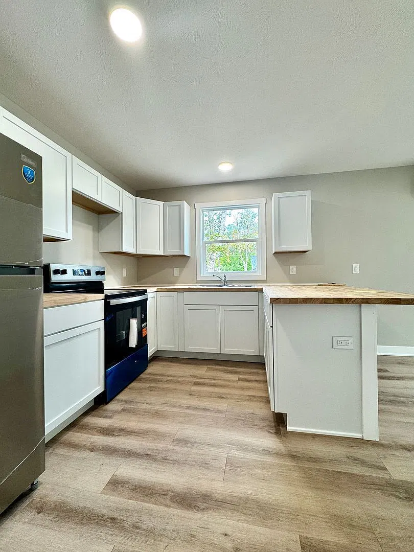 629 Amity Ave — Photo 3
