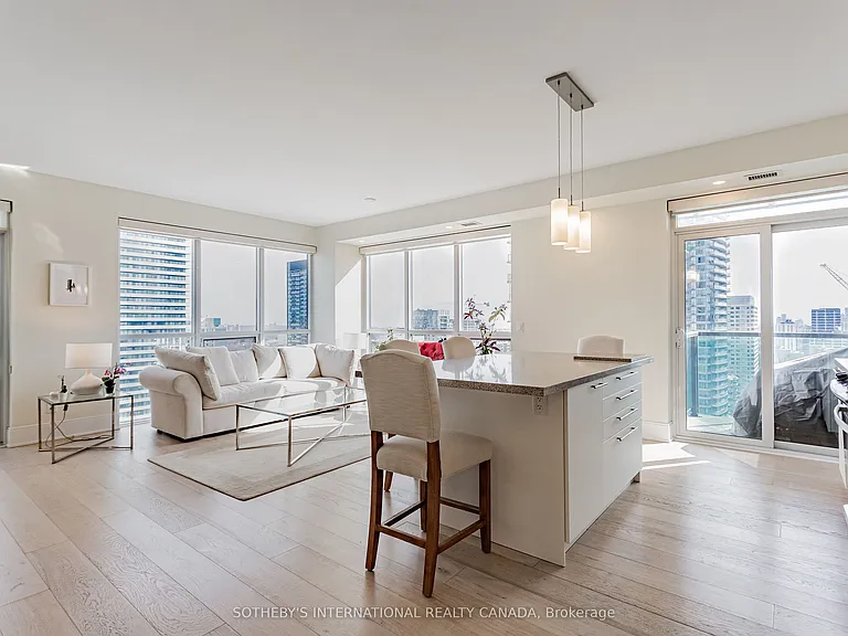 70 Roehampton Ave #2014 — Photo 5