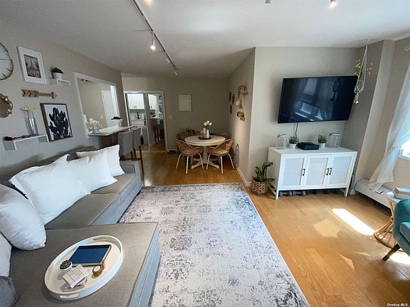 4th image of 370 W Broadway APT 6Y