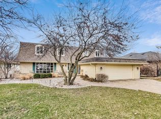 1100 Candlewood Dr, Downers Grove, IL