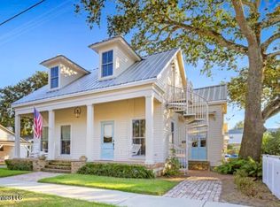 130 Carroll Ave, Bay Saint Louis, MS 39520