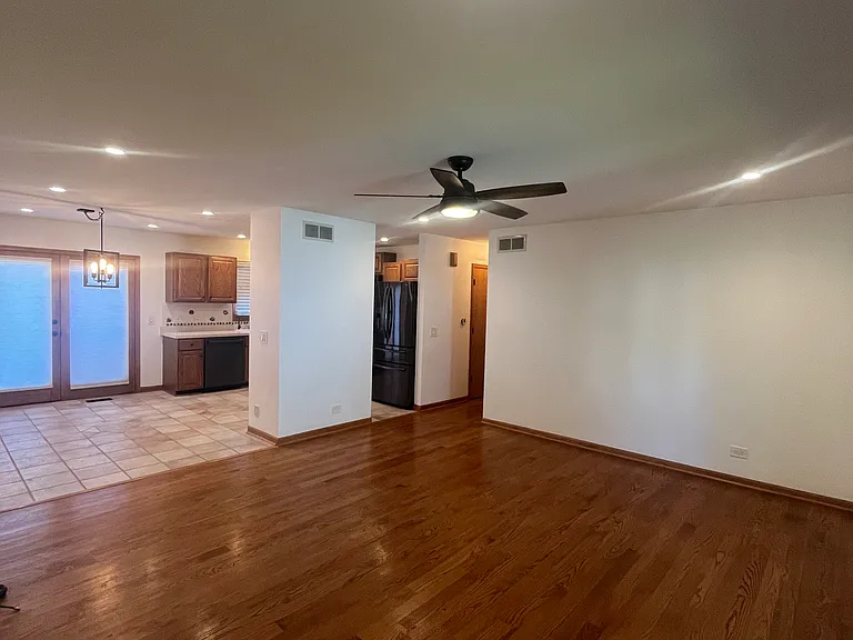 10304 Wilmette Ave — Photo 5