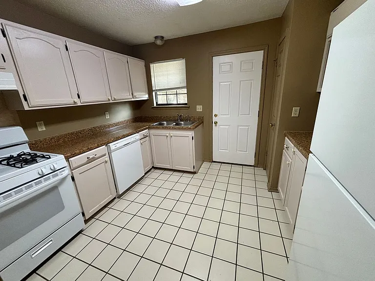 1402 N Hartford Ave — Photo 3