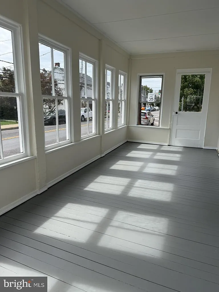 4 bed, 2.0 bath, 2160 sqft, $3,000 — Photo 2