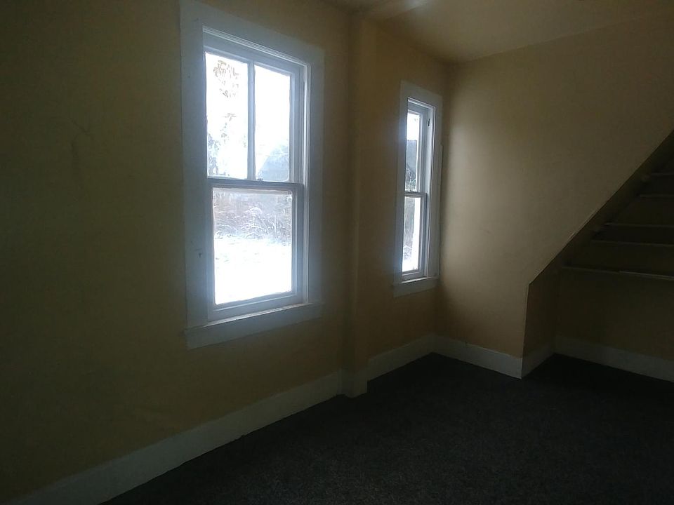 2nd image of 167 Playter St