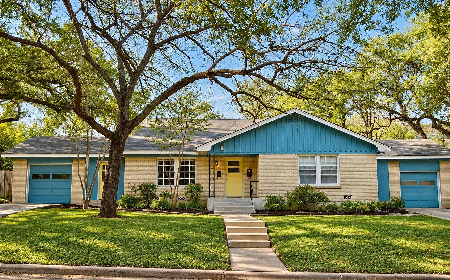 2 bed, 1.0 bath, 1105 sqft, $2,100 — Photo 1