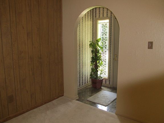 2nd image of 905 Oaklawn Pl