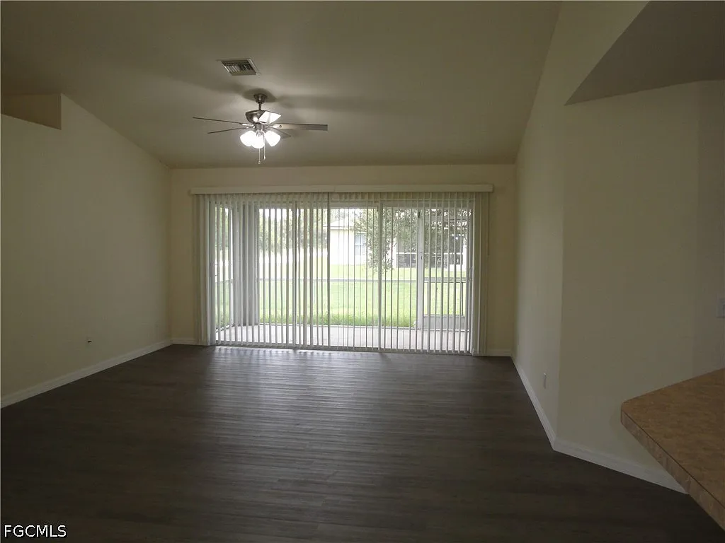 3 bed, 2.0 bath, 1408 sqft, $1,700 — Photo 4