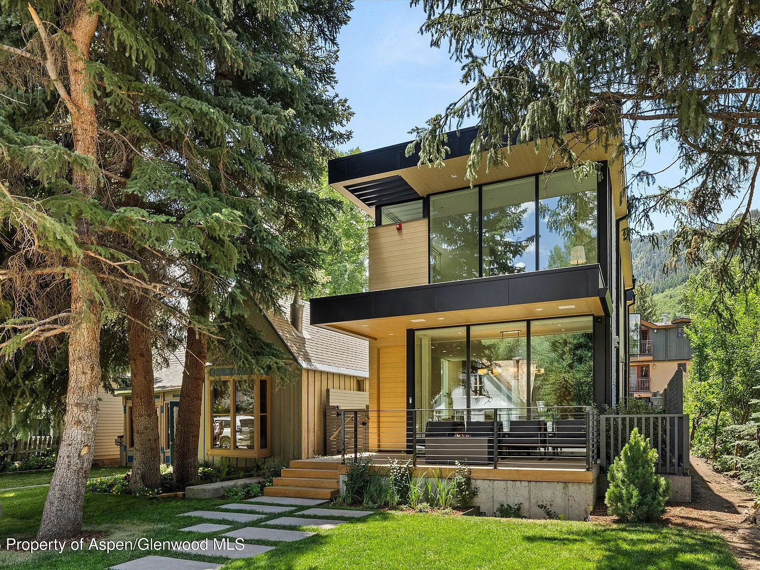 4 bed, 4.5 bath, 3779 sqft, $150,000 — Photo 3