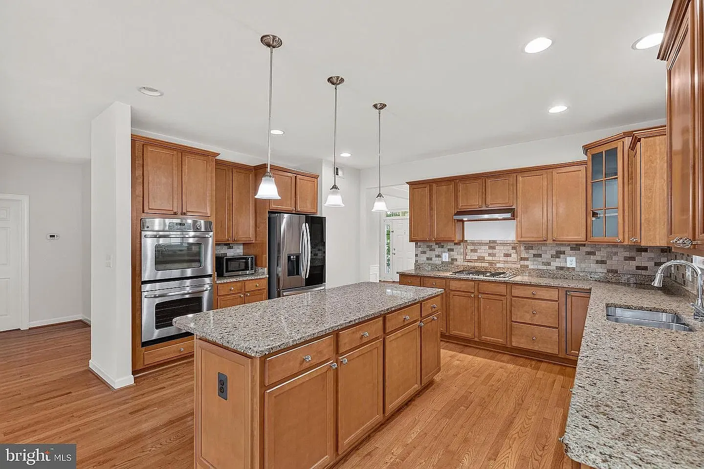 5 bed, 4548 sqft, $3,950 — Photo 2