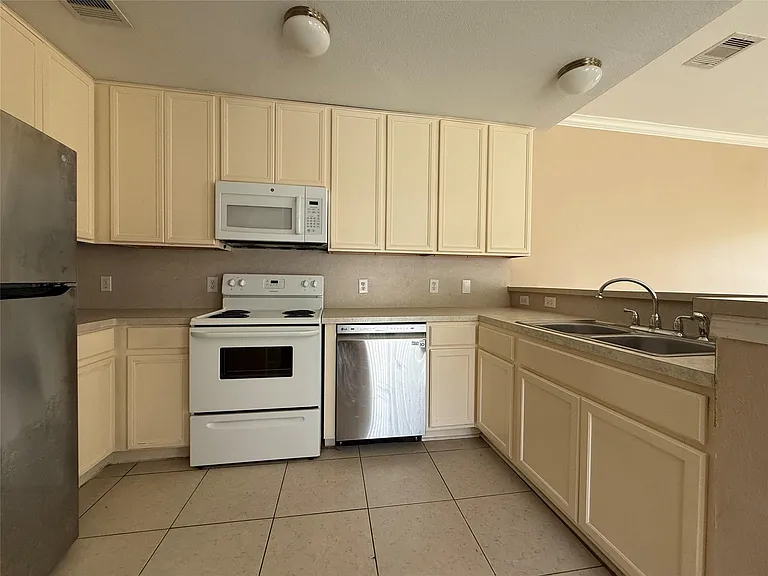 1625 Townhome Ln — Photo 2