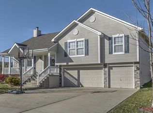 960 NW Baytree Dr, Grain Valley, MO 64029