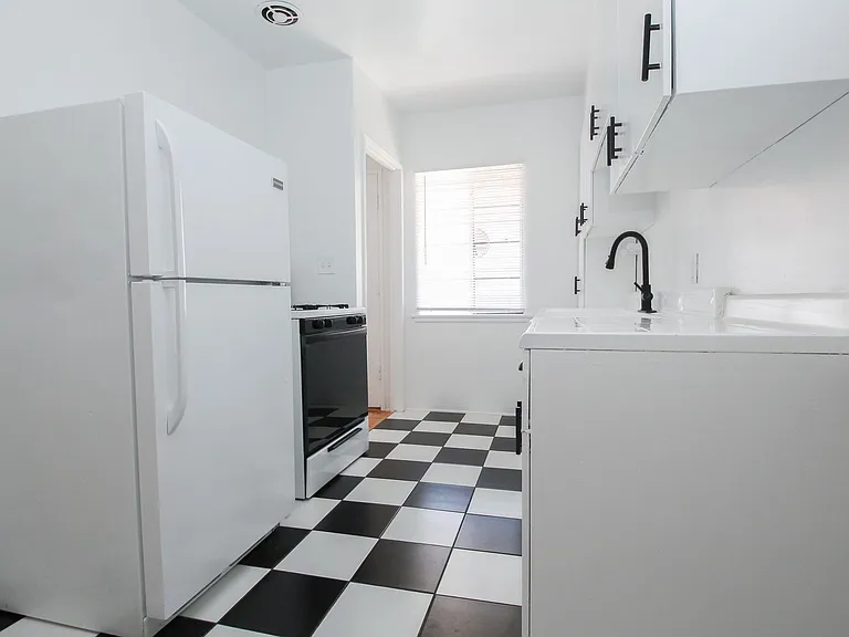 8316 Blackburn Ave — Photo 3