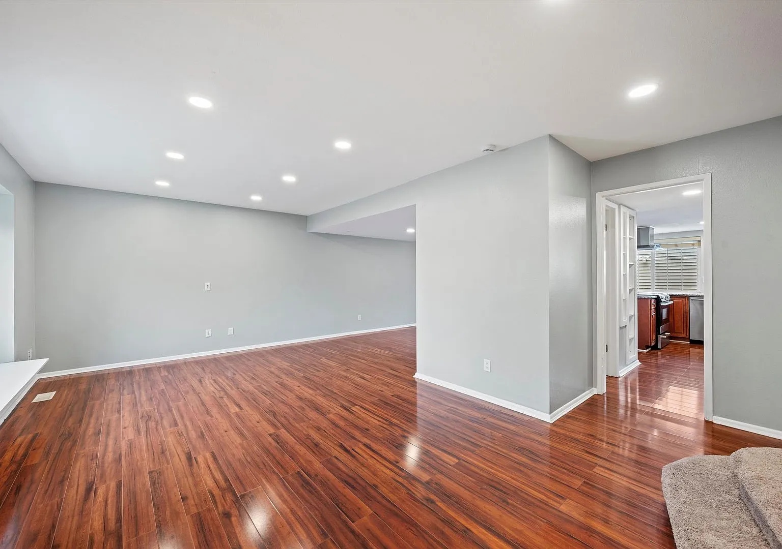 Spacious 4 Bedroom 3 Bath Townhouse in Lakewood! — Photo 4