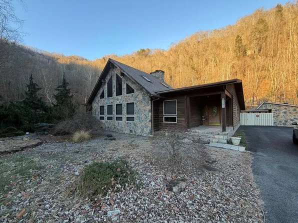 1087 Greenhouse Cir, Oakwood, VA 24631