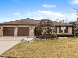 449 Waterford Dr, Willowbrook, IL