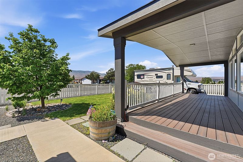 3rd image of 207 SW Airport Way