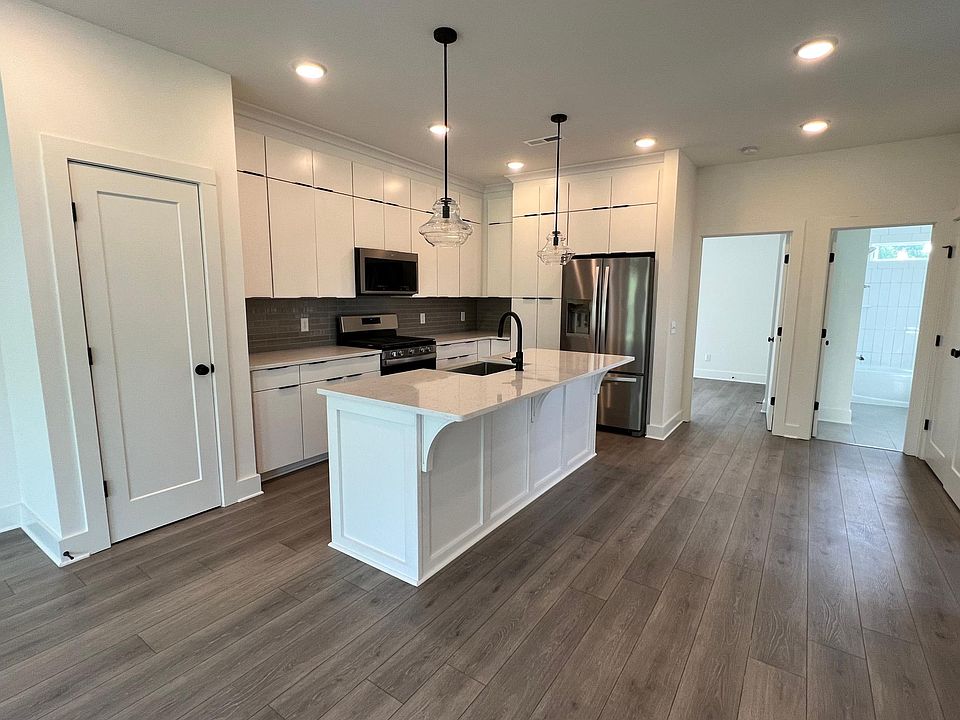 Big island with upgraded whirlpool appliances