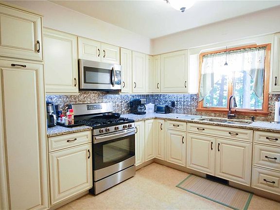3rd image of 7550 Woodland Dr