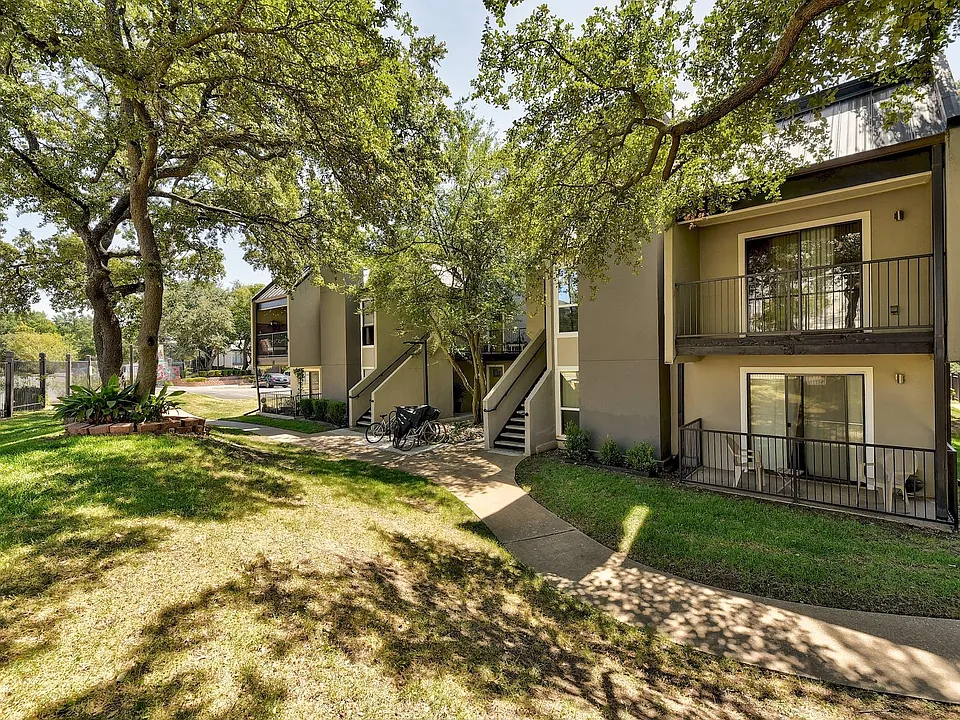 935 La Posada Dr #213