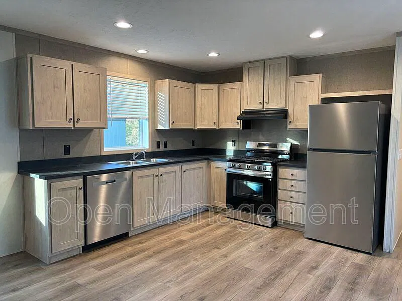 3 bed, 2.0 bath, 1056 sqft, $1,279 — Photo 4