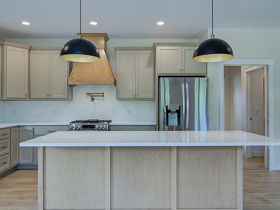 4th image of 380 Roma Street