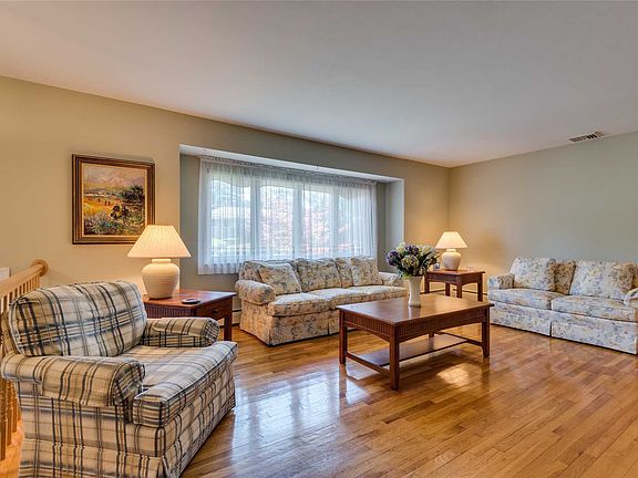 3rd image of 47 Sugar Maple Ln