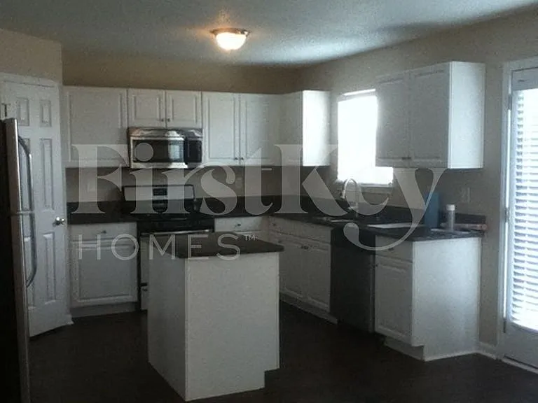 4 bed, 3.0 bath, 2929 sqft, $2,120 — Photo 3