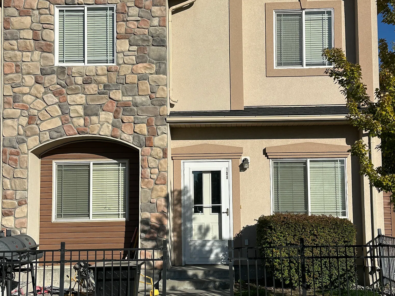 3 bed, 2.5 bath, 1600 sqft, $1,700 — Photo 1