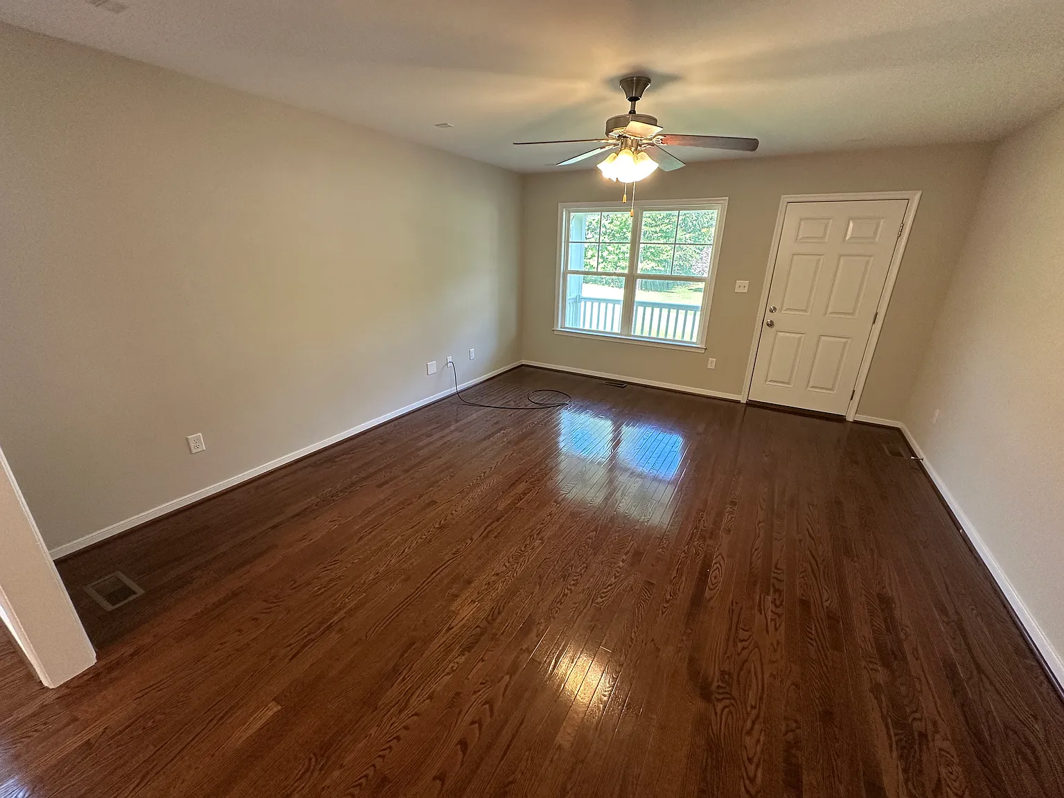 3 bed, 2.5 bath, 1599 sqft, $2,400 — Photo 4