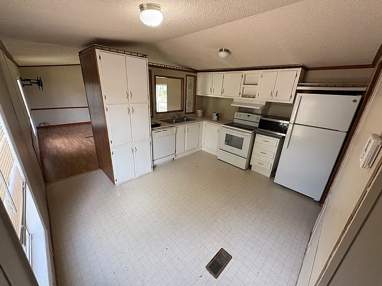 3640 Katherine Dr — Photo 7