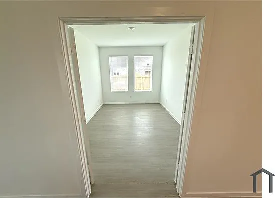 423 Amy St — Photo 32
