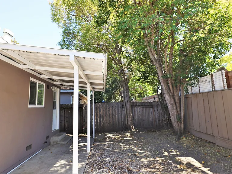Beautifully updated 2 bed/1 bath Duplex in Redwood City with yard Available NOW! — Photo 15