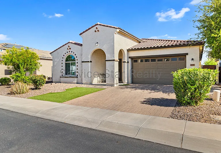 4123 E Zion Pl — Photo 2