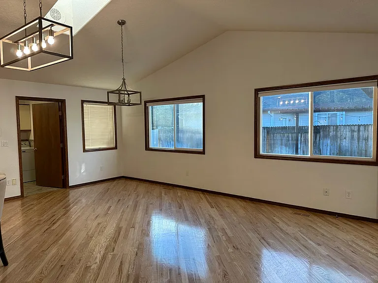 1515 E Trevino St — Photo 4