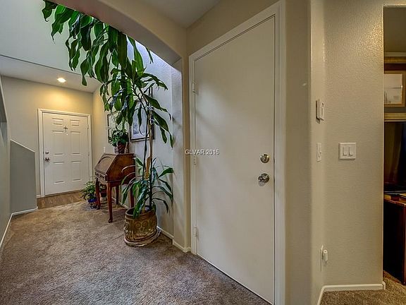 4th image of 9067 Hombard Ave