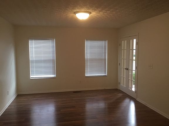 3rd image of 1091 Bergenia Dr