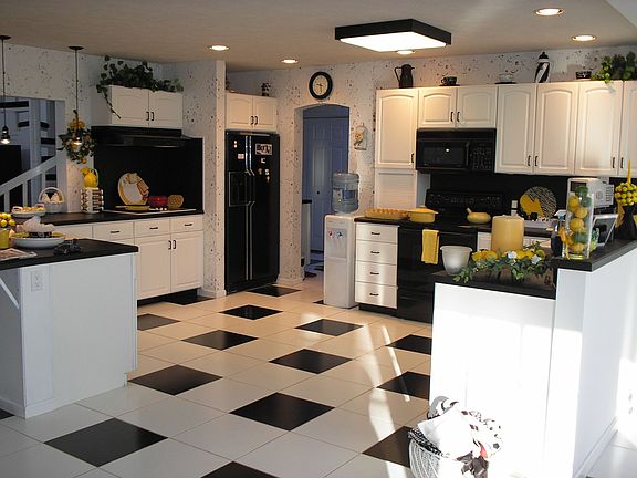 Kitchen w/ double cook tops.