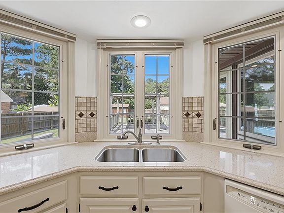 4th image of 504 Bonsack Ct