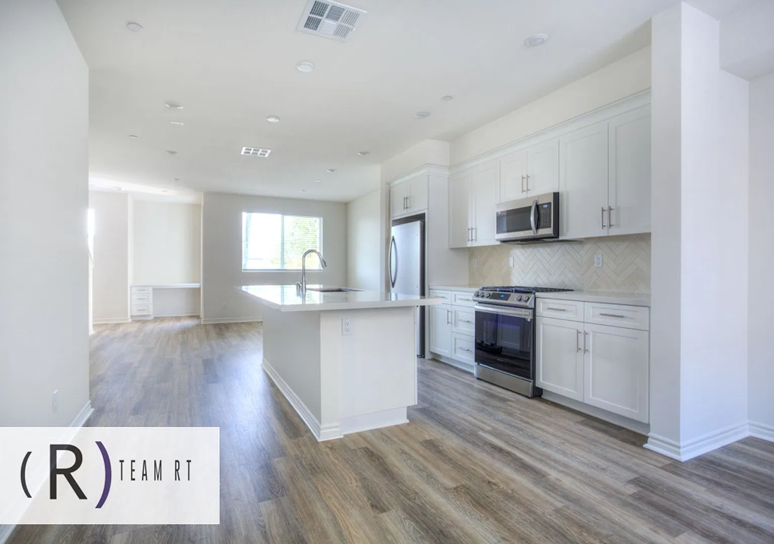 Modern 4-Bedroom Tri-Level Home with EV Charging & Solar in Artesia ! — Photo 2
