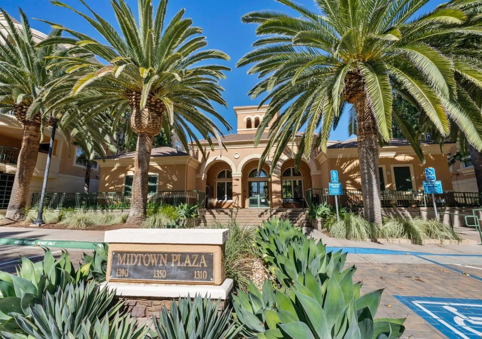 Luxurious Midtown Plaza 2 Bedroom 2 Bath Condo — Photo 1