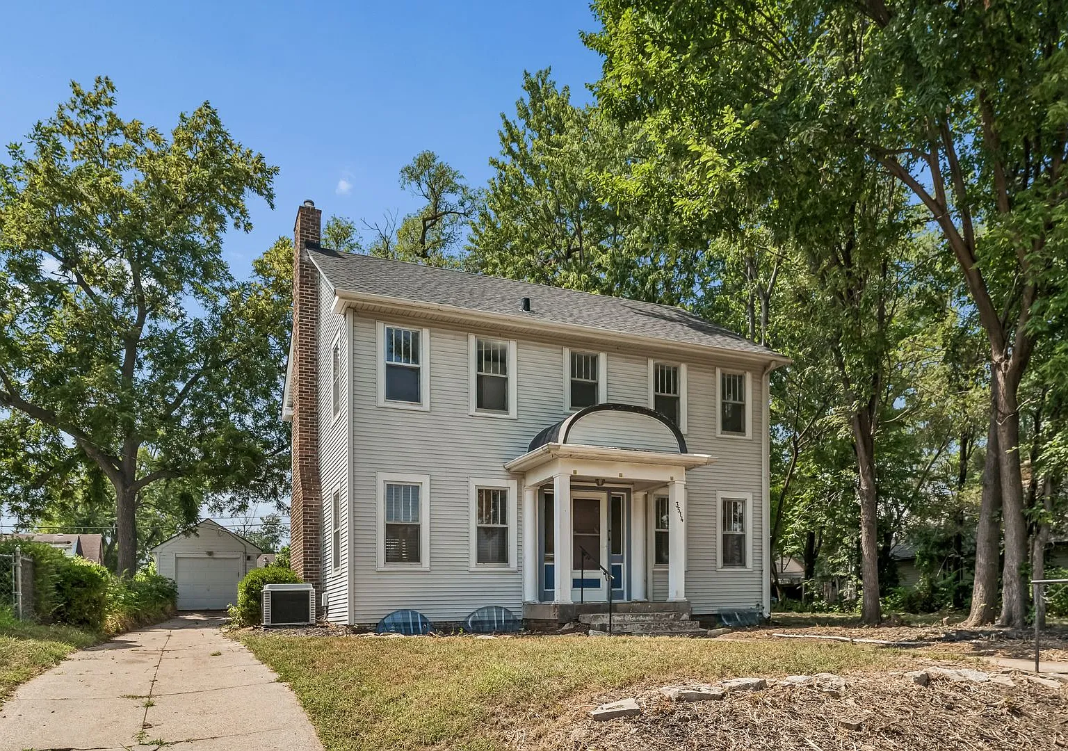 Charming 3-Bedroom Home Near Fontenelle Park — Photo 3