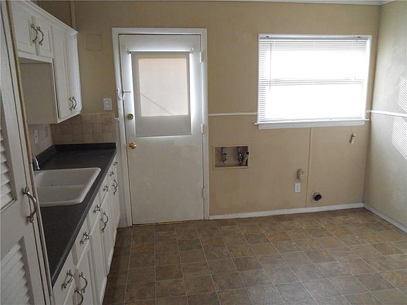 3rd image of 7116 Oak Park Dr