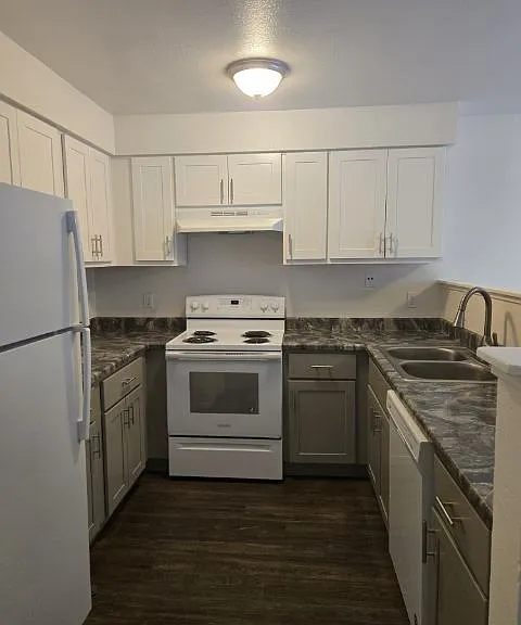11233 Axtell St — Photo 5