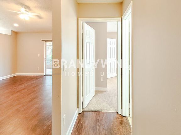 4th image of 542 Queensbridge Dr