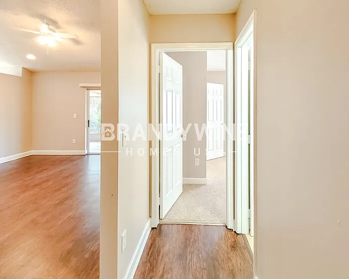 542 Queensbridge Dr — Photo 3