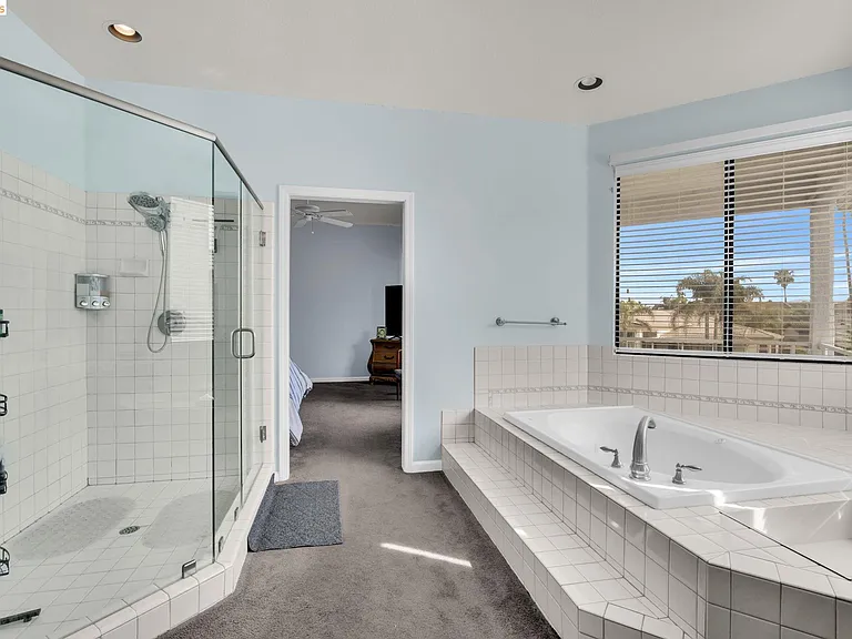 5640 Edgeview Dr — Photo 42
