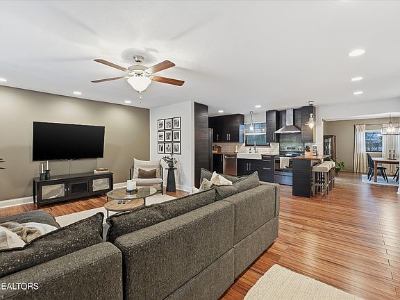 4th image of 5127 Rebecca Ln