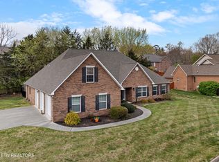 301 Stonebreeze Dr, Powell, TN 37849